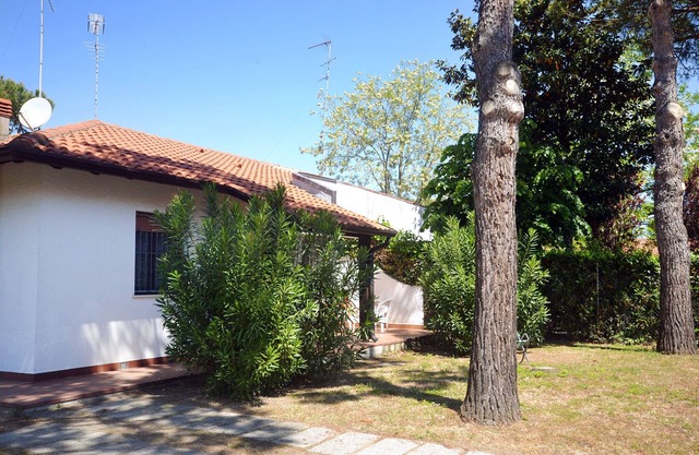 Ground floor villa with large garden in a corner in a quiet area