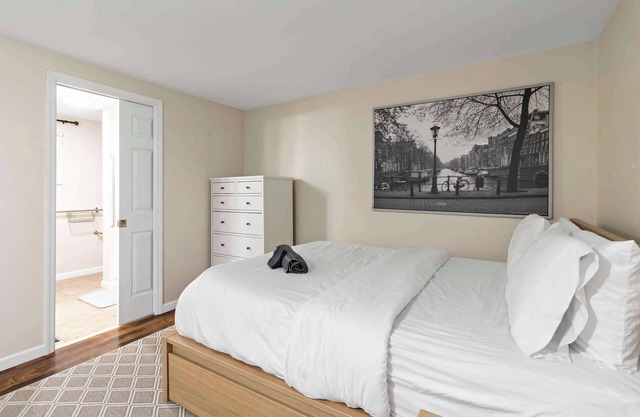 Ground-Floor Forest Park Studio | Parking, Washer/Dryer & Fast Wi-Fi