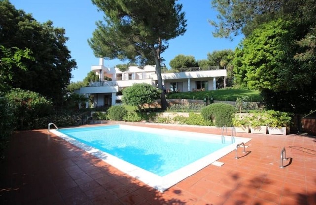 Ground floor sea view apartment with pool