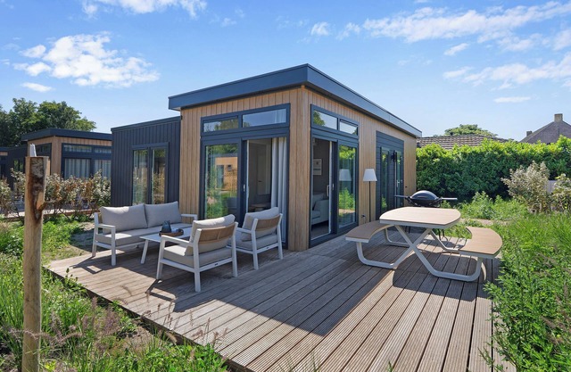 Ground-floor new-build holiday home in Duynhof park with luxury kitchen, air conditioning and sunny terrace with electric BBQ.