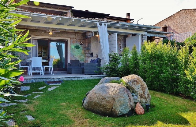 Ground floor villa with green patio 200 meters from the beach WiFi