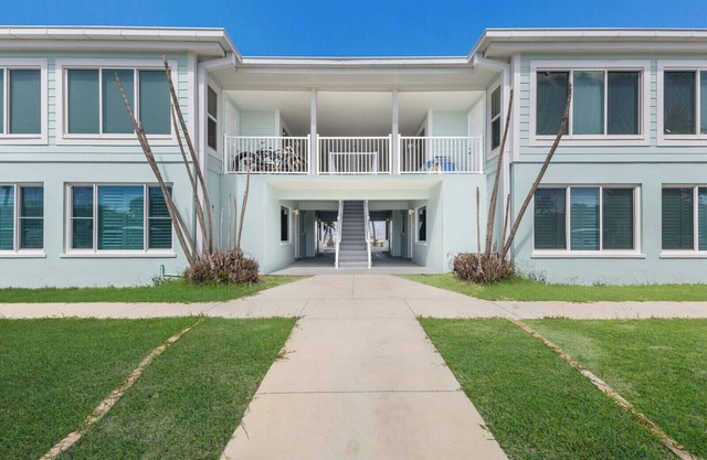 Ground Level - 2BRM/2 Bath - Close to Village - Sleeps 4