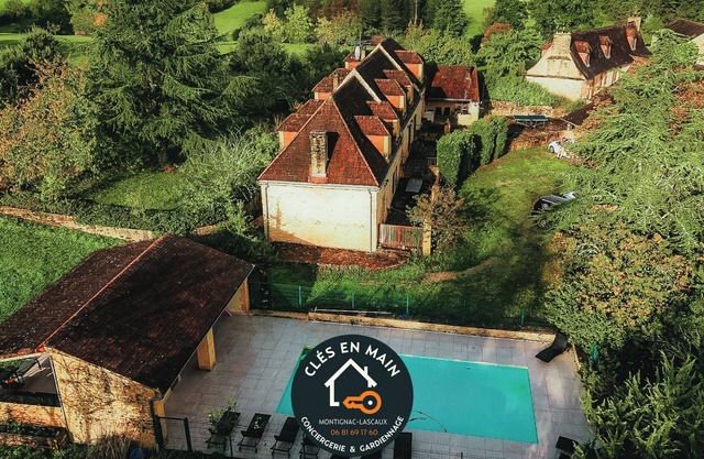 Group gite, swimming pool and tennis court