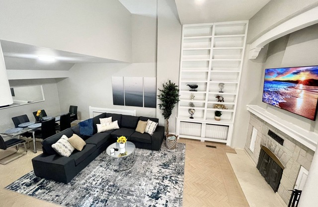 GROUP LUX in Old Town/Gold Coast (+private roof)