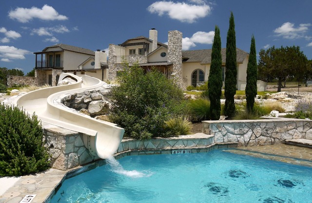 Guadalupe River 2 Bed/2 Bath Condo Resort ~Pools ~Slides