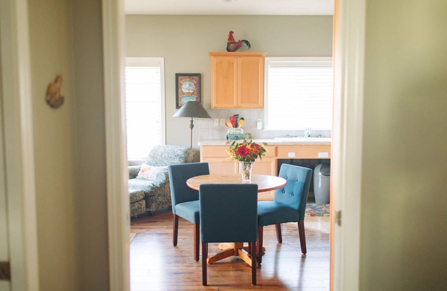 Guest Haven -quiet, cozy hideway in SE Bend.Private enclosed patio. Pet friendly