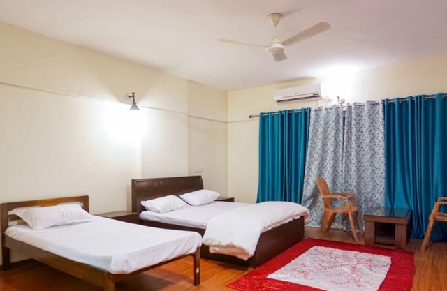 Guest house with amenities, proximity, suitability (family & pet friendly).