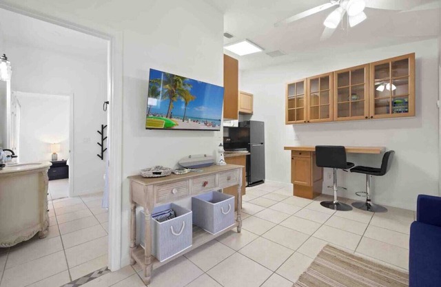 Guest Suite 1.8 miles to the beach in Naples Park