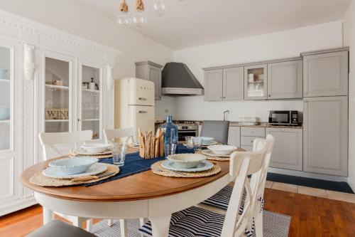 GuestHost - Elegant Three-Level Apartment