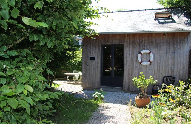 Guesthouse 'La Cabane dans les charmes' with private terrace, shared garden and Wi-Fi