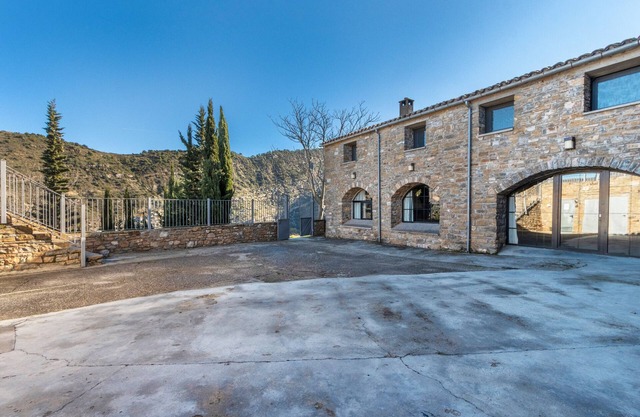 Guesthouse 'Rectoria De Claverol' with Mountain Views, Private Terrace and Wi-Fi
