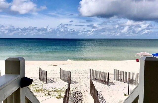 Gulf front home on North Cape, outdoor kitchen, elevator @ lots of beach gear