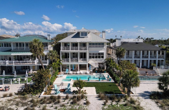 Gulf front home, pvt. beach access, pool and spa. 30 day min. N.Clearwater Beach