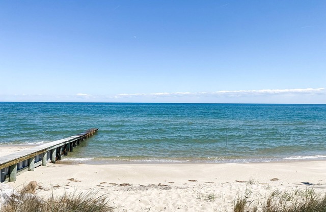 Gwynn's Island Renovated 1910 Farm House & Sand Beach