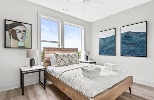 H18 ~ Large Condo w/Private Rooftop with Downtown Views ~ Garage Parking ~ 9 Minute to Broadway
