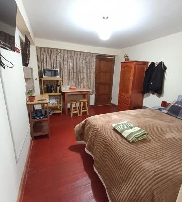 habitación acogedora con baño privado
