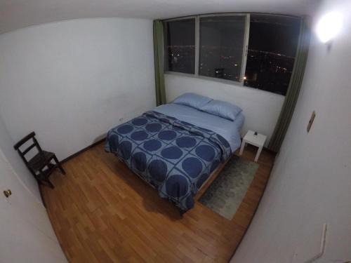 Habitación grande con cama matrimonial en departamento compartido - Providencia
