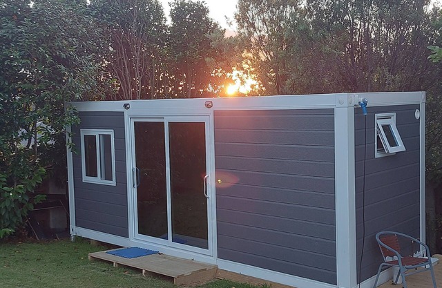 Haleys cabin. Bedroom with Queen bed and ensuite only. Superb Pool & cabana.