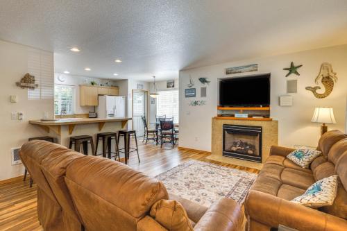 Half Mi to Beach Rockaway Beach Home with Grill!