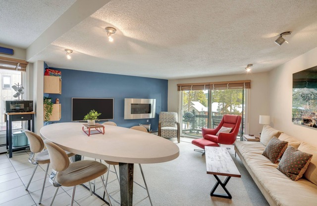 Half-Mile to Peak 8: Breck Apt w/Hot Tub Access