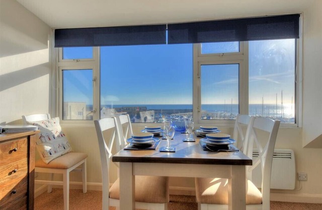 HALYARDS, LA CASA, family friendly, with a garden in Lyme Regis