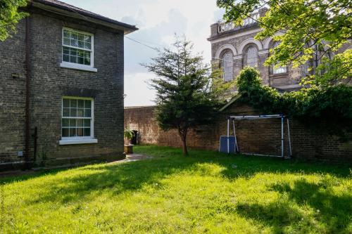 Hampton Court Cottage