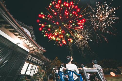 HANABI 農業体験 サウナ BBQが楽しめる 3,000坪貸切 花火師の打ち上げ花火 2棟利用でペット可 Wi-Fi完備