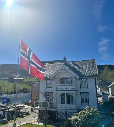 Handelsmannens hus ved Otnesbrygga, Valsøyfjord