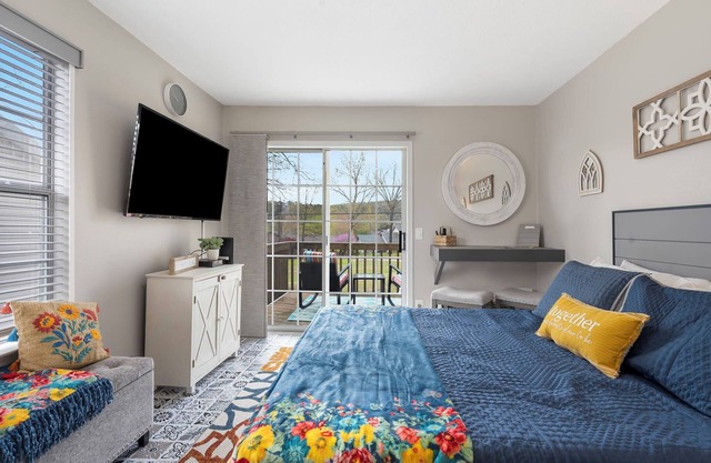 Happy Place Hideaway | Walk to Taneycomo!