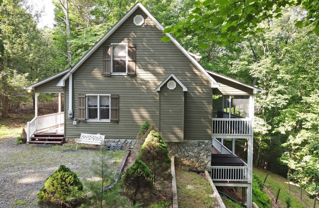 Happy Place in Walnut Mountain Resort with pool & hiking trails