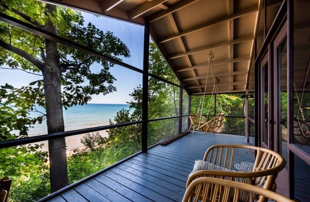 HARBERT PRIVATE LAKEFRONT HOME WITH PRIVATE HOT TUB!