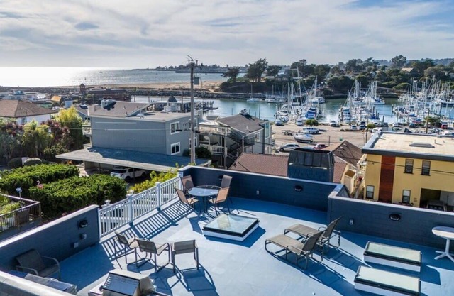 Harbor Home - 2 blocks from the beach!