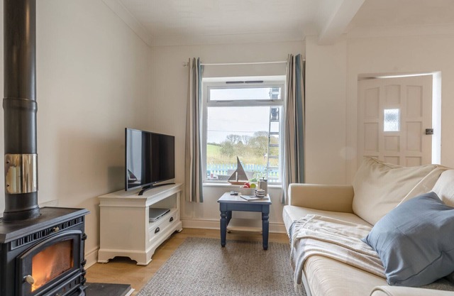 Hareslade Cottage - Two Bedroom House, Sleeps 4
