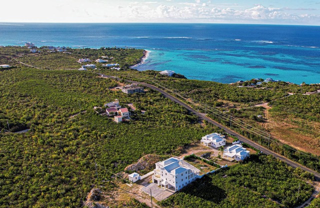 Harmony is perfect for family or groups! Lots of space with a breathtaking view!