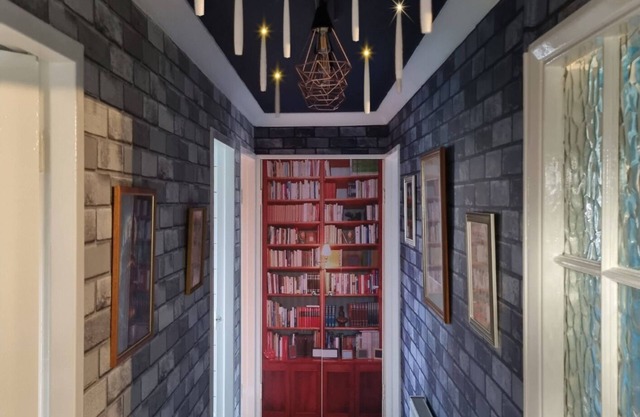 Harry Potter themed 'Apartment 9 3/4'. Just 10 min walk to Warner Bros Studios!