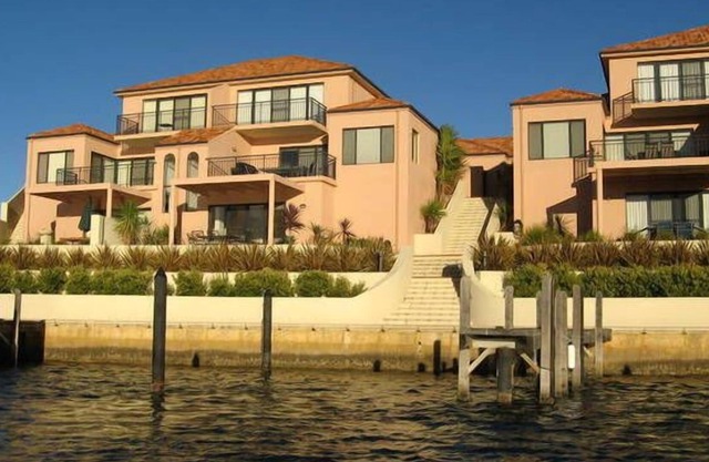 Hartog Villa on Baywater Canal