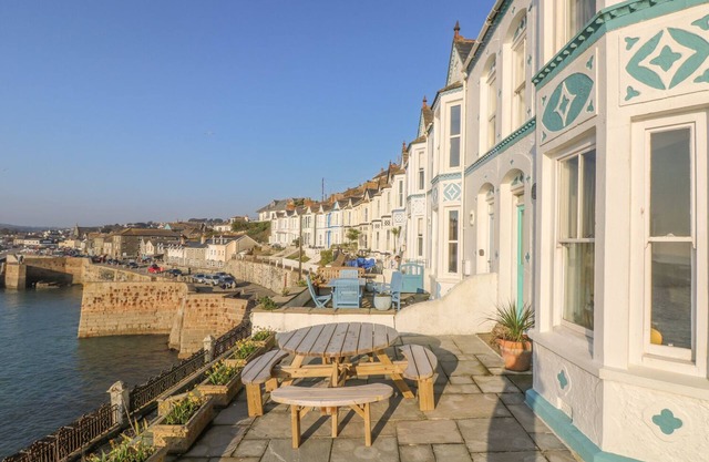HAVEN, family friendly, country holiday cottage in Porthleven