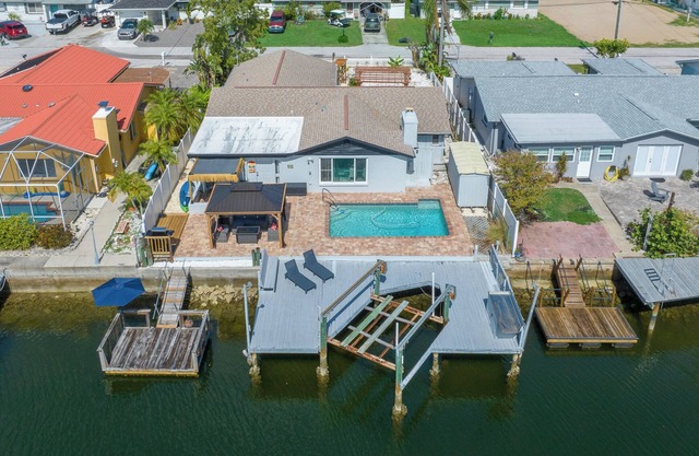 Haven Waterfront Walk to Beach, Pool, Kayak, Games