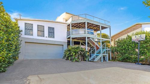 'Headlands at Killcare' by Accom Holidays