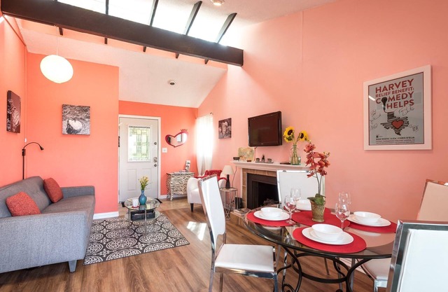 Heart House: View, king bed; .33 mi to Barton Springs/Zilker Park, @2 mi to DT!