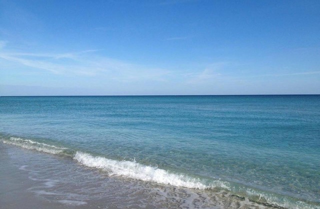 Heart of Boca! Like new! 38' Saltwater Heated Pool! Close to Beach!