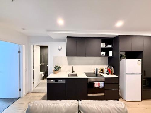 Heart of CBD Stylish 2BR Apt-Quiet-pool-view-BBQ