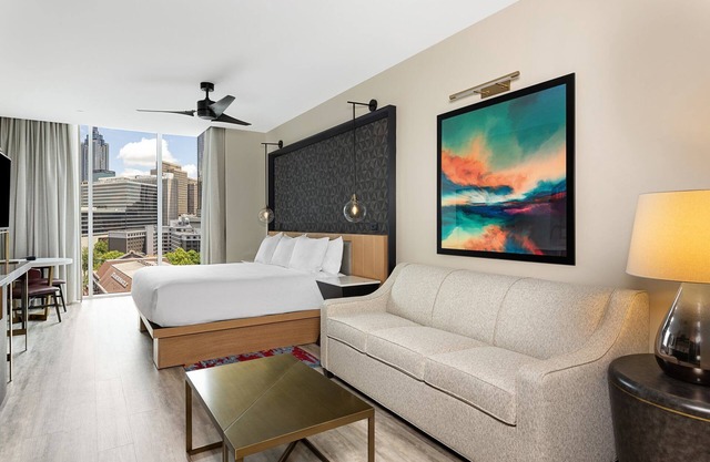Heart of Downtown Atlanta Resort with Pool & Bar