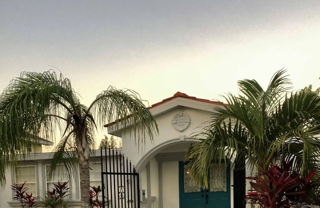 Heated in ground saltwater pool, 4BDRM 3 BATH, 2 KING EN SUITES, 2 living rooms