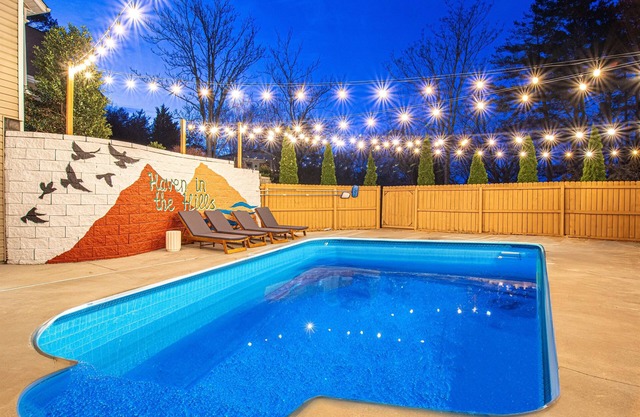 Heated Pool! 85" TV, Arcade, Firepit, Fast WiFi