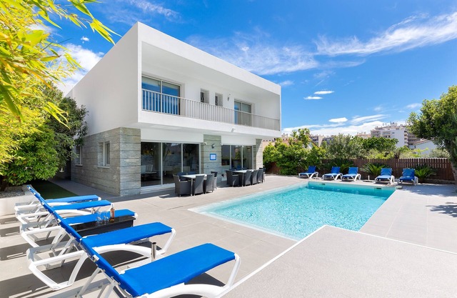 HEATED POOL - A WALK TO JUAN LES PINS BEACHES AND OLD CENTER ANTIBES -