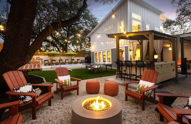 Heated Pool, MiniGolf, Karaoke, Game Room, Spa, 2mi to DT - SoCo Cowgirl