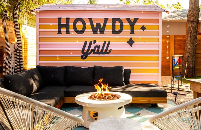 Heated Pool-Sleeps 10-Fire Pit- 2miles Downtown!n