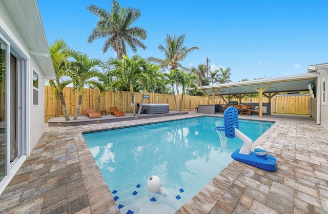Heated Pool+Spa+BeachWalk+bikes+MiniGolf+beach essentials &toys+Outdoor Kitchen
