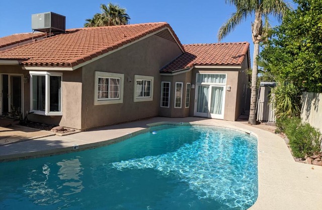 Heated Pool - Spacious, Cheerful Home 5br/3bath